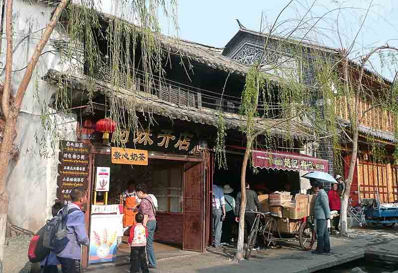 Stunning Erhai Lake and Cangshan Mountains in Dali, ideal for creative nomads